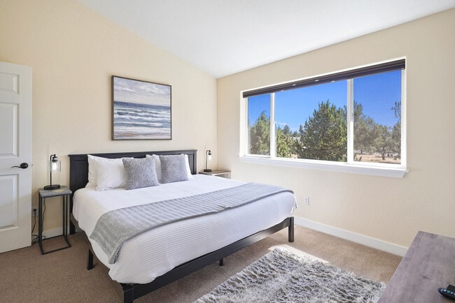 Building Photo - 1084 Golden Pheasant Dr