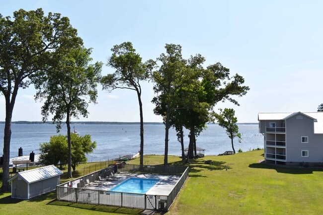 Building Photo - Adorable Waterfront Condo