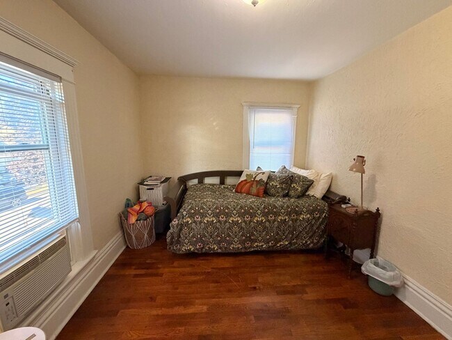 Building Photo - Charming Four Bedroom Home on SE Side!