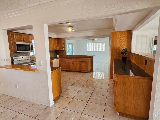 Building Photo - 2885 Cambridge Rd