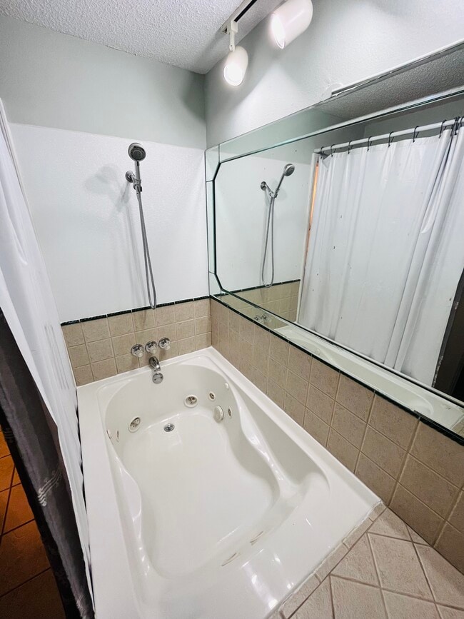 Building Photo - 389 Clubhouse Dr