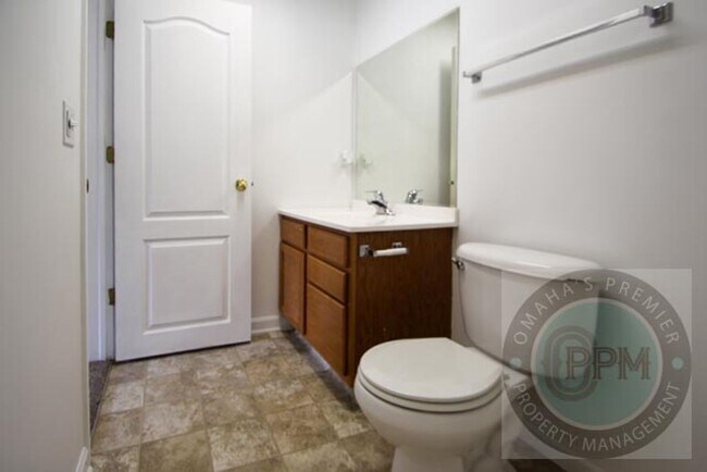 Building Photo - Beautiful 3Bd/2Ba Split entry in Omaha!