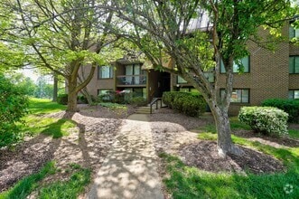Building Photo - 2 BR/2 BA Garden Level Condo