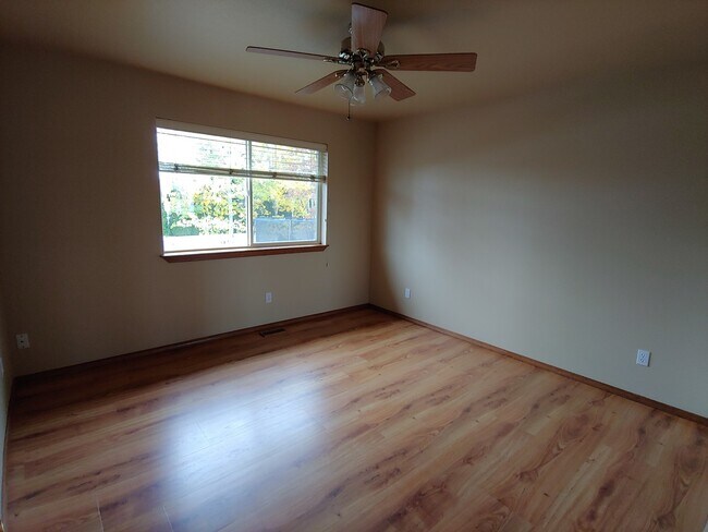 Building Photo - Large 3/2 in the Singing Hills Neighborhoo...