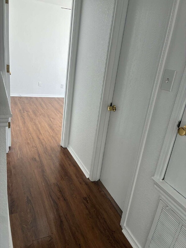 Building Photo - Four Bedroom/ Two and a Half Bed Home Near Brooks City Base