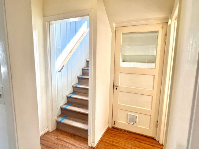 Building Photo - Portsmouth Neighborhood 3 story Home with Laminate H/W Floors, Fenced Backyard