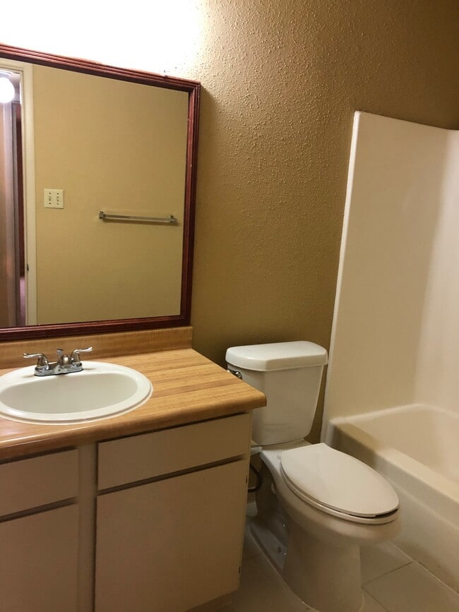 Building Photo - College Station, 1 bedroom / 1 bath condo - Cripple Creek Condos