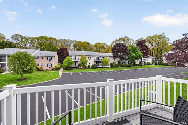 Building Photo - 31 Doxbury Ln