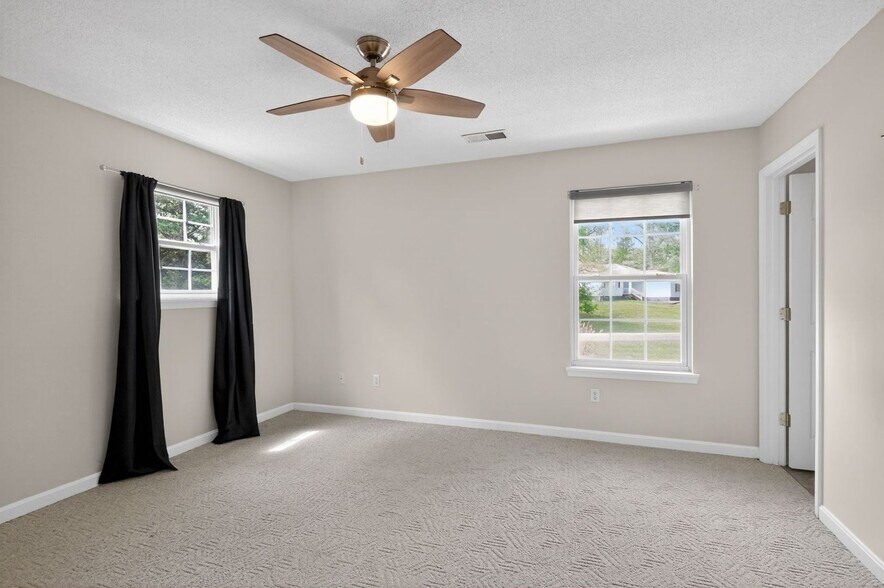 Building Photo - 373 Redwing Rd