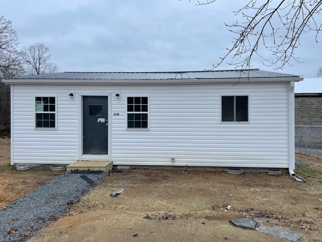 Building Photo - 2 BED, 1 BATH LOCATED ON RANDLEMAN RD