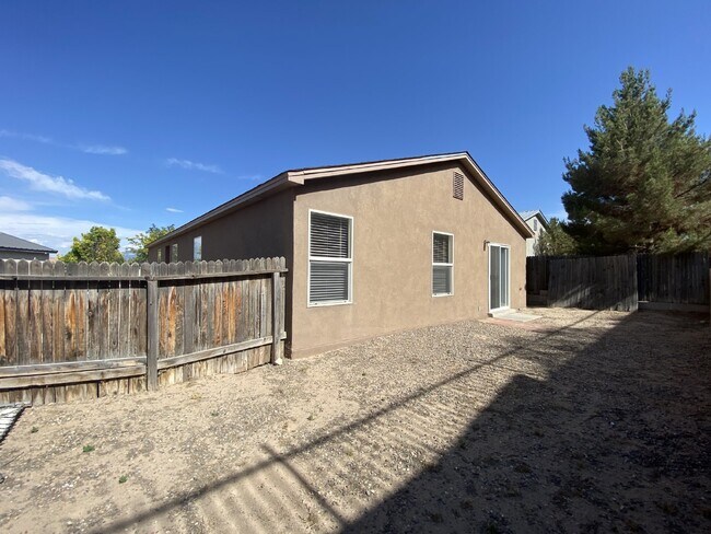 Building Photo - Spacious 3BR/2Bath/2Living - 1 Car Garage