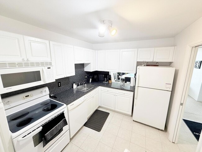 Building Photo - 2681 S Course Dr