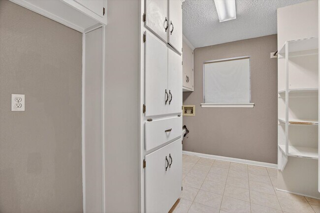 Building Photo - Move-In Ready Gem Near DFW Airport and Major Highways