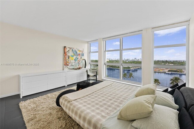 Building Photo - 5055 Collins Ave