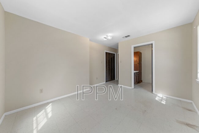 Building Photo - 1105 Colt