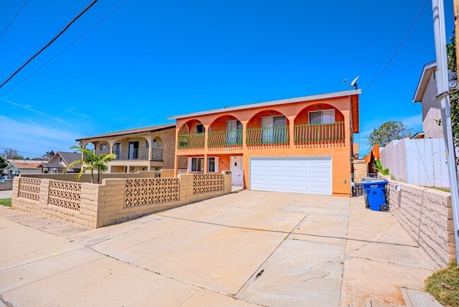 Building Photo - 4 Bedroom 3 bath house with 2 Car Garage