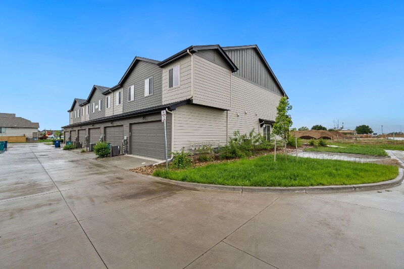 Building Photo - 2720 Barnstormer St