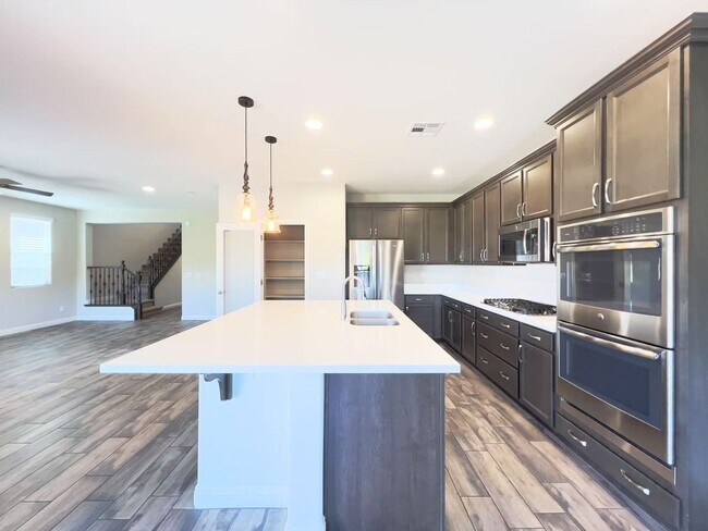 Building Photo - Unbelievable strip and mountain view House