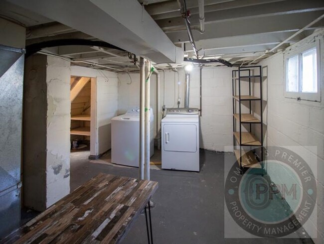 Building Photo - Cozy renovated 2 bedroom 1 bath in the hea...