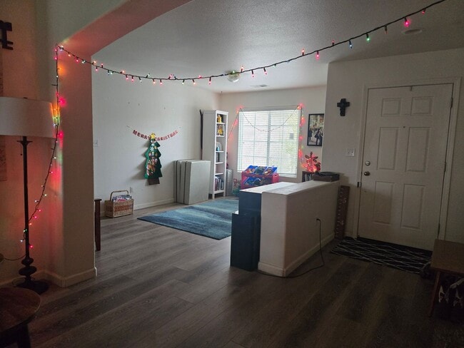 Building Photo - 3BR 2 BA available Feb 1st