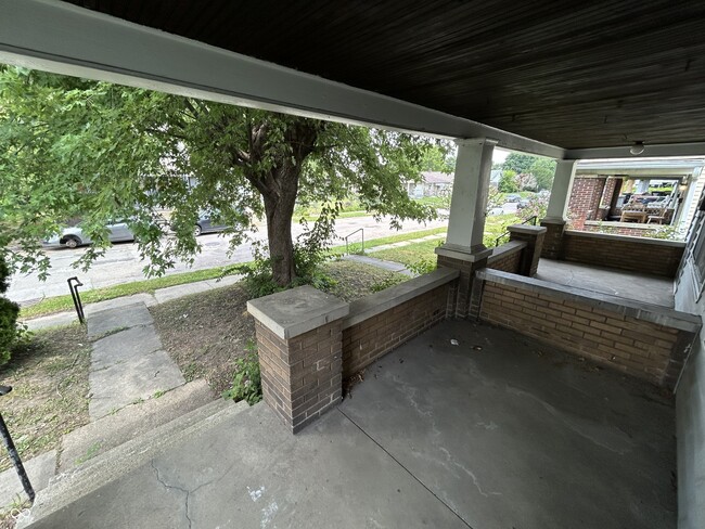Building Photo - 821 N Bradley Ave