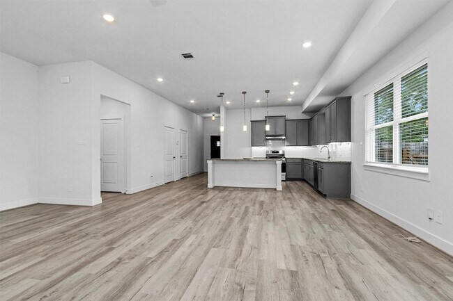 Building Photo - 29019 Pine Forest Dr