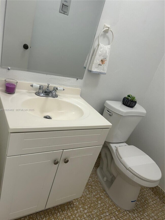 Building Photo - 1250 NE 125th St