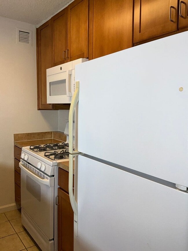 Building Photo - Renovated 1 BR, 1 BA, kitchen w/new appliances,