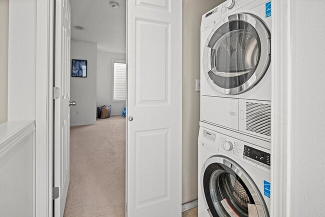 Building Photo - 3 bedroom Greenwood townhome with a view!