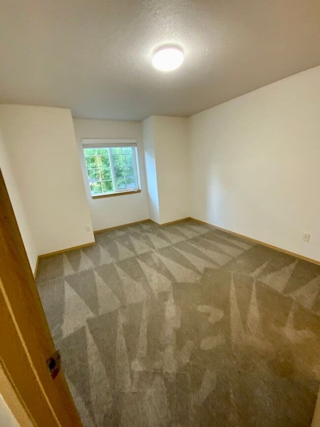 Building Photo - Large 2 Bedroom. 1.5 Bath Townhouse with G...