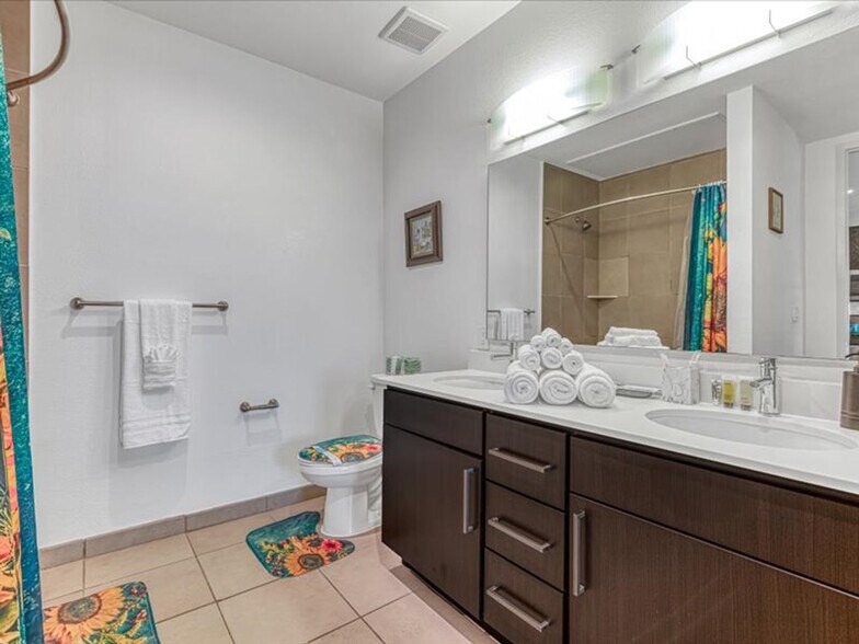 Building Photo - 2121 Holcombe Blvd