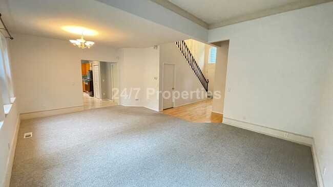 Building Photo - Inviting 3 BD | 2.5 BA Home w/ Massive Bac...