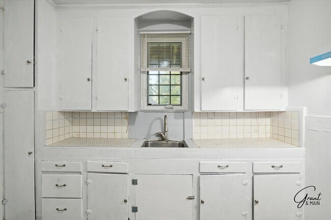 Building Photo - $1200/month bungalow