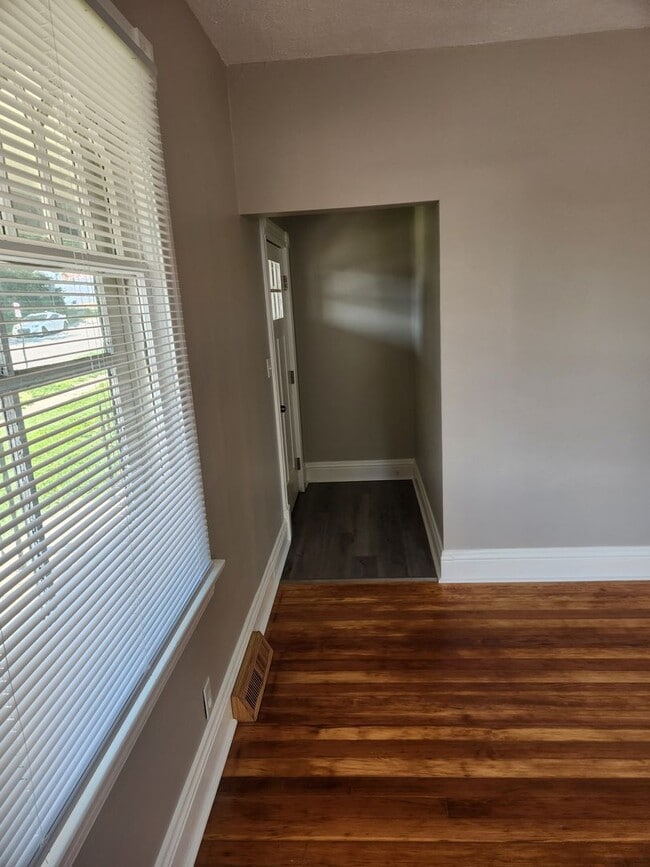 Building Photo - 3/2/1 Newly remodeled, near saddle creek, and med center