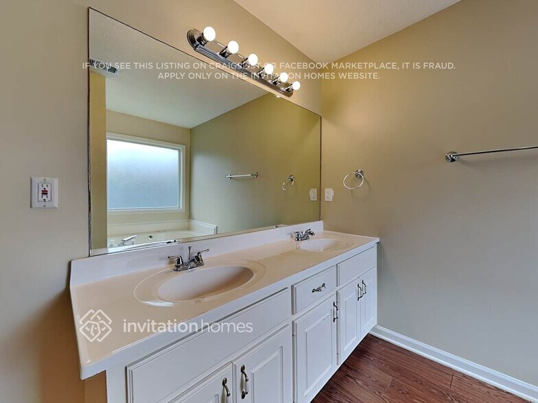 Building Photo - 1042 Simon Park Cir