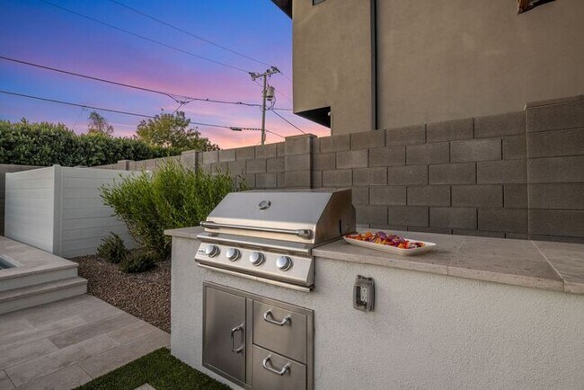 Building Photo - COMING SOON! Fully Furnished 3 Bedroom 3 Bathroom Home in Old Town Scottsdale