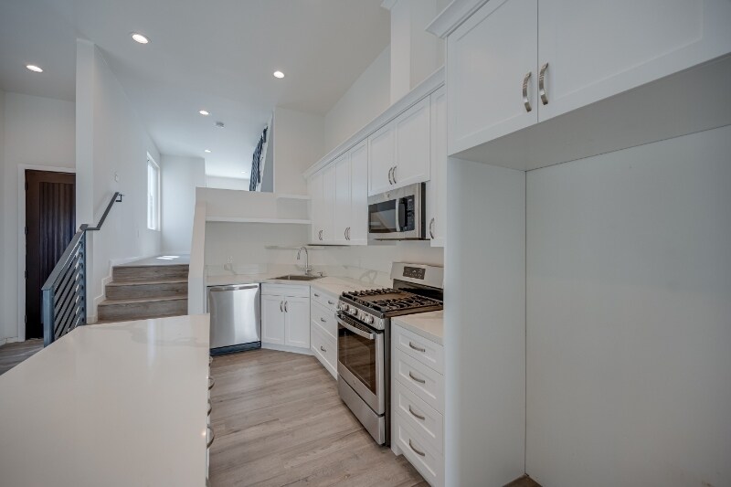 Building Photo - 2611 Hyperion Ave