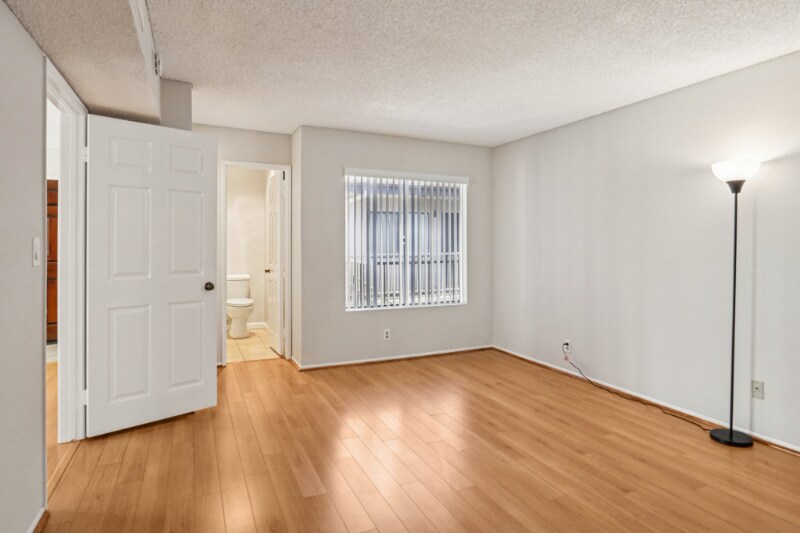 Building Photo - 725 E Providencia Ave