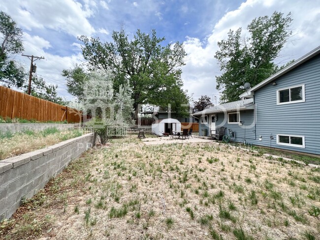 Building Photo - Tri-level Home with Newly Renovated Kitchen