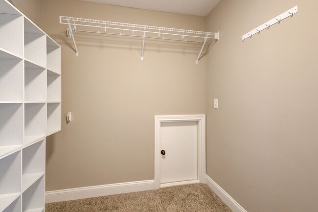 Building Photo - 332 Bluebriar Trc