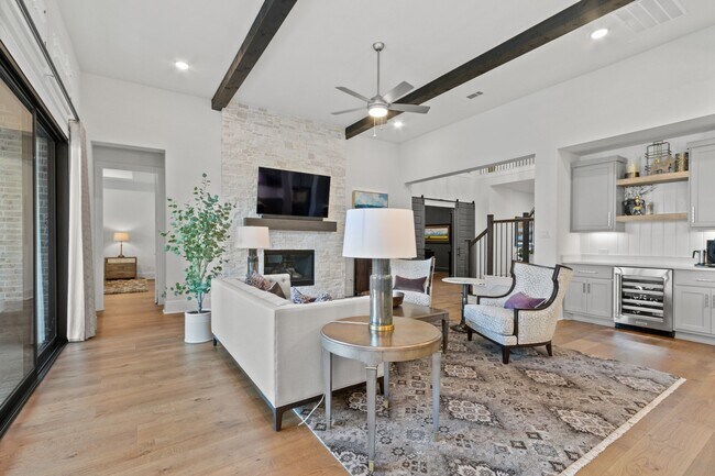 Building Photo - 902 Falcon Hollow Ln