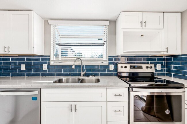 Building Photo - 860 S Rio Dr