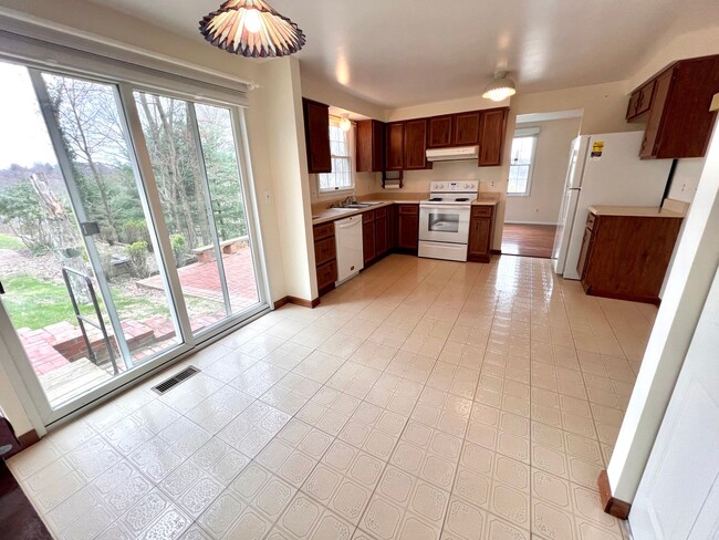 Building Photo - Beautiful Home - 3 Bedroom 2.5 Bathroom - ...