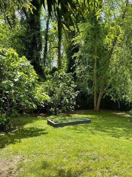 Building Photo - 320 N Poplar St