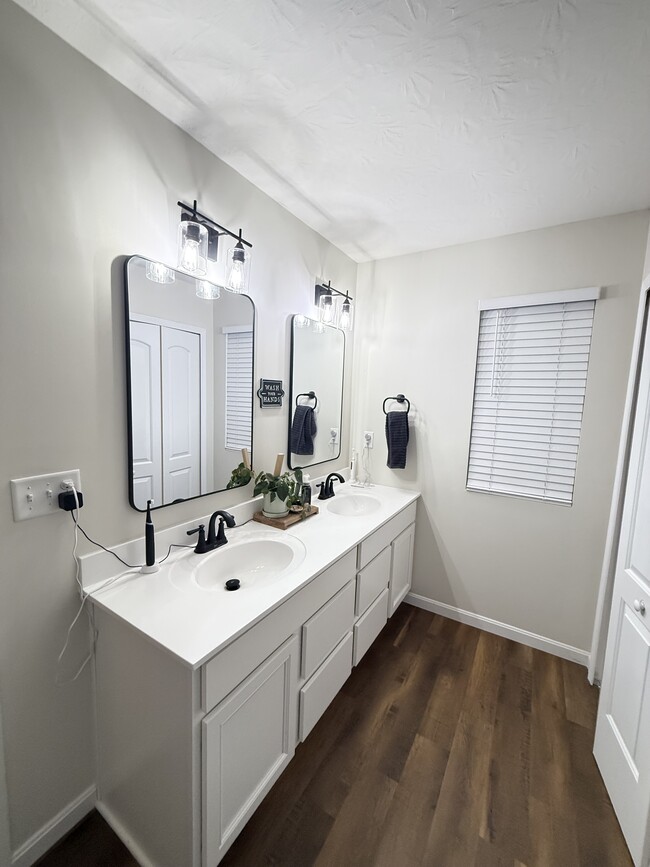 Building Photo - 7481 Autumn Joy Ave