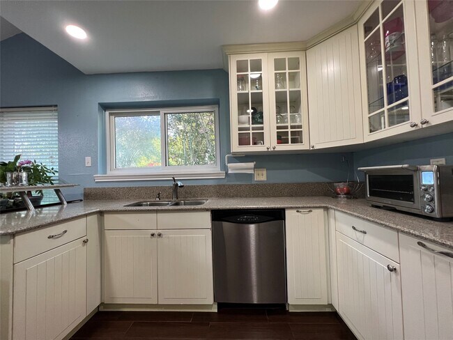 Building Photo - 13650 Cherrydown St