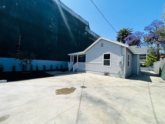 Building Photo - Fully Remodeled 3-Bedroom Home with Front ...