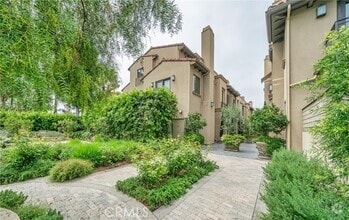 Building Photo - 823 S Bundy Dr
