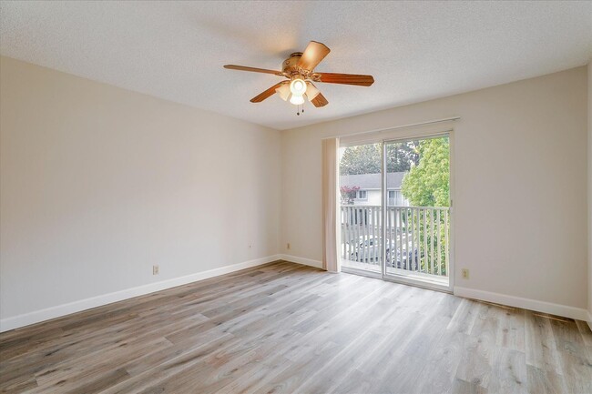 Building Photo - Cupertino 2 Bed, 2 Bath Townhouse with Att...