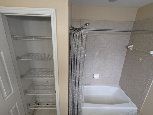 Building Photo - 889 Balkin Ct